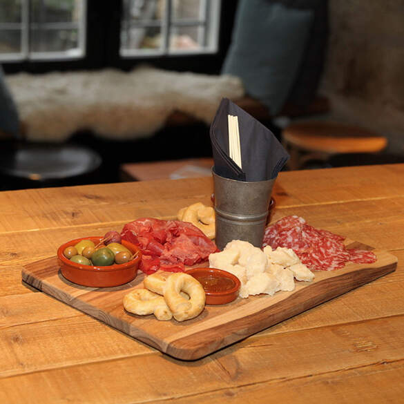 Dock Bar Solothurn Plättli Antipasti Bresaola Gran Padano Salami Oliven