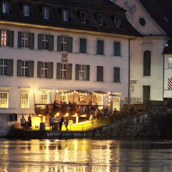 Sicht vom Landhausquai auf die Aare-Terrasse der Bar The Dock Solothurn, ideal für Apéros mit Antipasti und Tapas